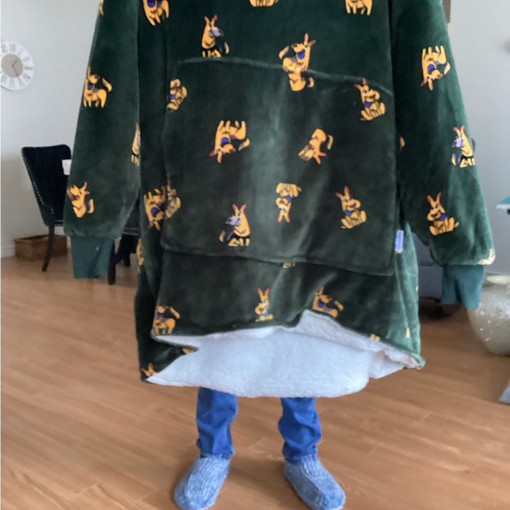 Oodie hooded sweater new without
tags, very cosy one size fits all.